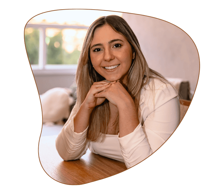 Foto do profissional Raphaela Galeano em seu escritório